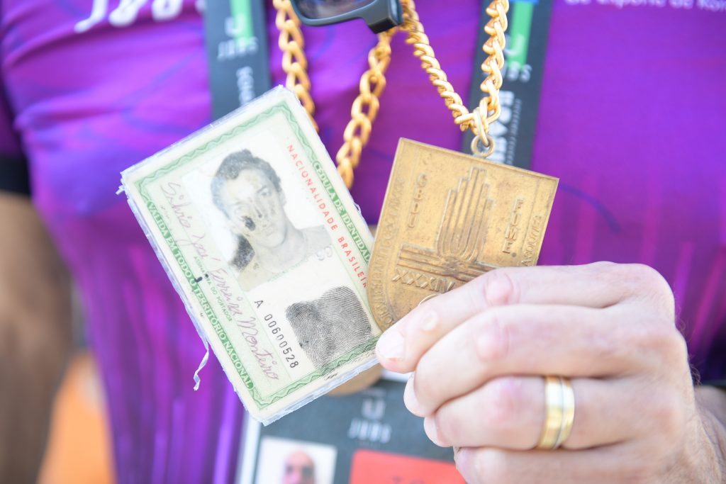 Silvio mostra sua identidade e uma das medalhas conquistadas